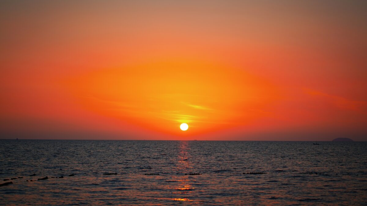 Golden Hour Photography: The Complete Guide Capturing The Golden Hour As The Sun Sets Over A Tranquil Body Of Water, Creating A Breathtaking Scene For Photography Enthusiasts.
