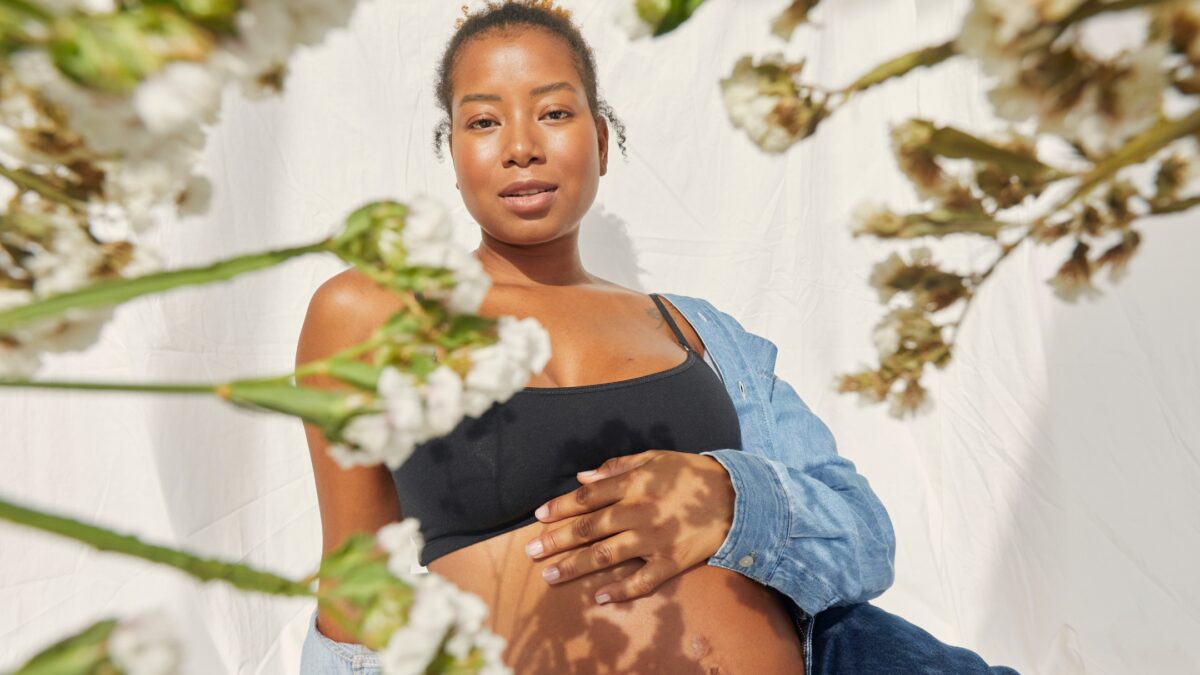 Perfect Indoor Photos And The Camera Settings You'Ll Need A Perfect Pregnant Woman Posing In Front Of Flowers For Indoor Photos.