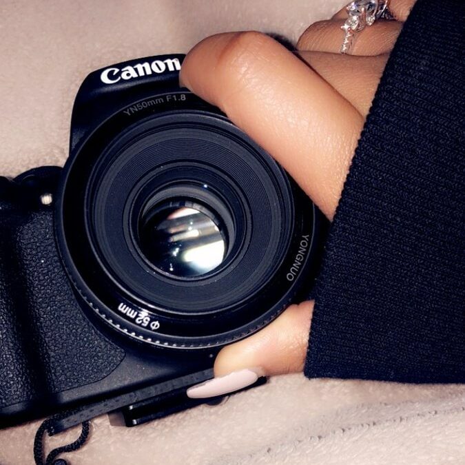 Photography For Beginners (How To Take Pictures Like A Pro) A Woman'S Hand Holding A Canon Dslr Camera For Photography Beginners.