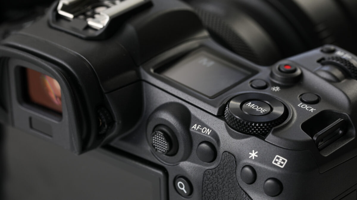 Dslr Vs. Mirrorless (What'S Best For A New Photographer?) A Close Up Of A Dslr Camera With A Lens Attached.