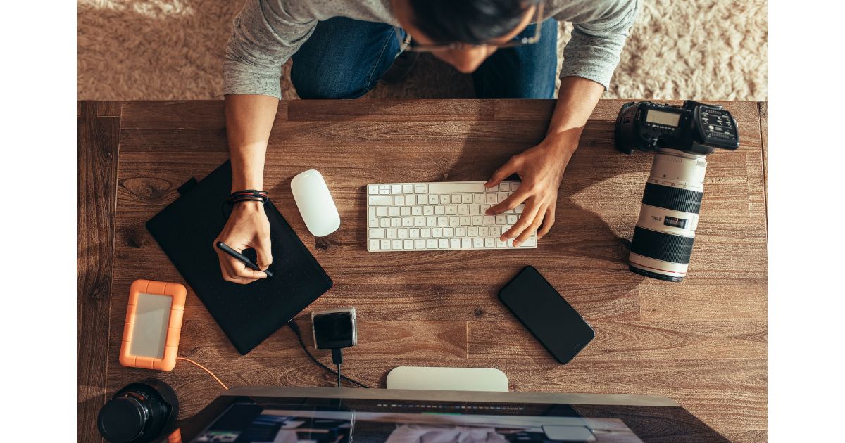 Photography For Beginners (How To Take Pictures Like A Pro) A Woman, Laptop, Camera.
