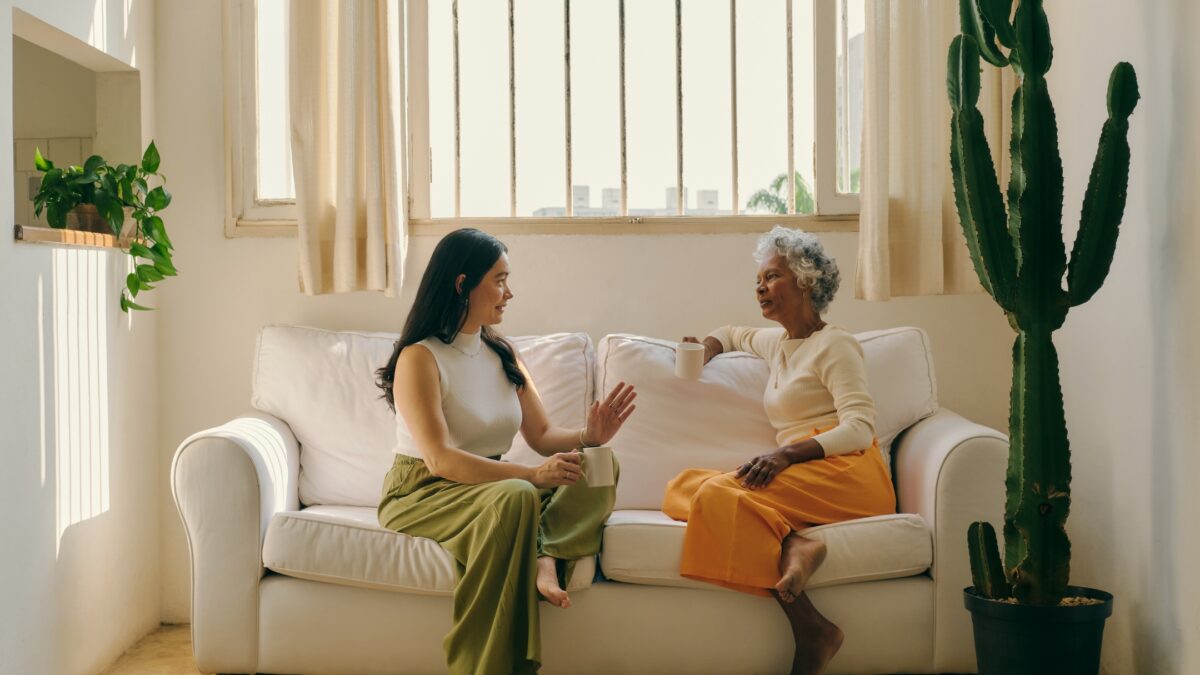 Perfect Indoor Photos And The Camera Settings You'Ll Need Two Elderly Women Sitting On A Couch In A Perfect Indoor Living Room.